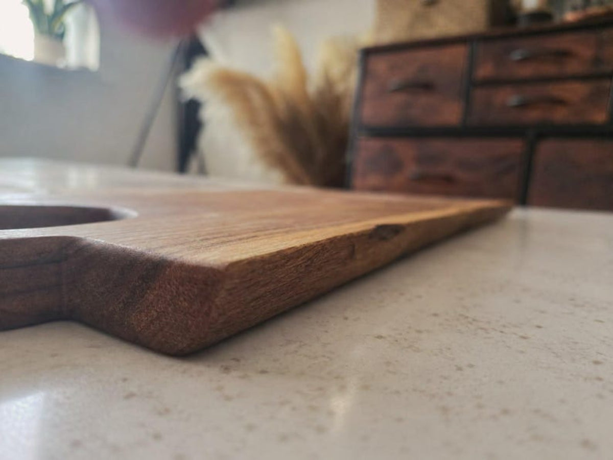Close-up of thick large acacia wood chopping block showing natural grain and 2.5 cm depth